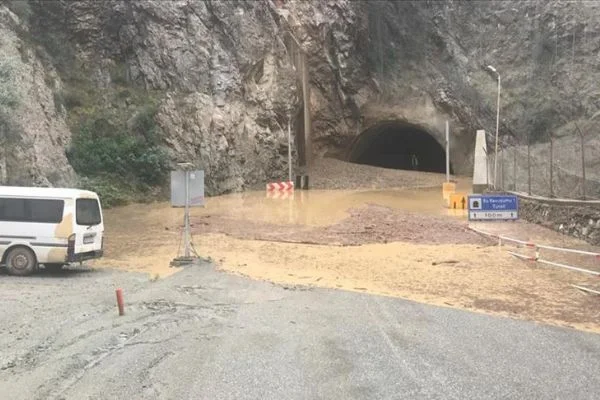 Artvin-Erzurum kara yolu heyelan nedeniyle ulaşıma kapandı