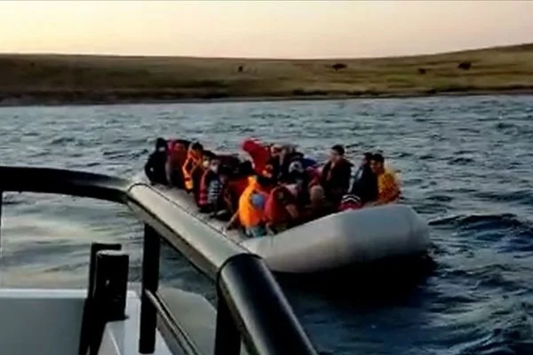 Ayvalık açıklarında Türk kara sularına itilen 40 sığınmacı kurtarıldı
