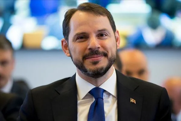 Bakan Albayrak oğlunun eğitimi için biriktirdiği parayı yanlışlıkla sobada yakan kadın için devreye girdi