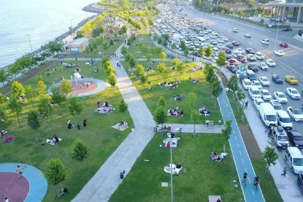 Bakırköy sahil yolunda kısıtlama sonrası metrelerce araç parkı oluştu