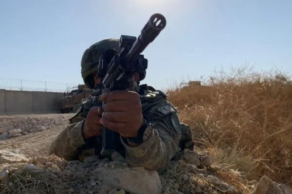 Bitlis'te PKK'lı teröristlere ait sığınakta ele geçirilen malzemeler imha edildi