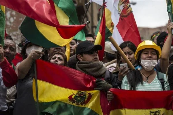 Bolivya'nın de-facto hükümeti koronavirüse yeniliyor
