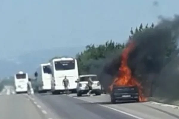 Bursa'da otomobil alev alev yandı