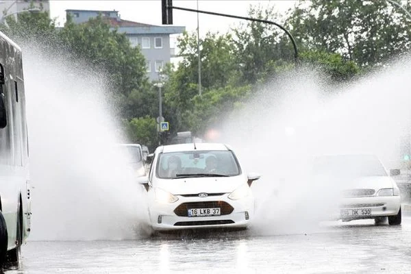 Bursa'da şiddetli yağış hayatı olumsuz etkiledii
