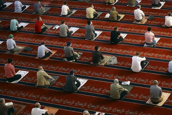 Camiler 5 vakit cemaatle namaza açılıyor