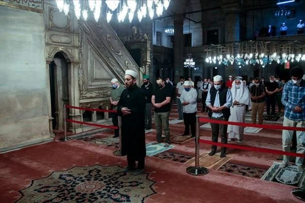 Camilerde cemaatle ilk sabah namazı kılındı