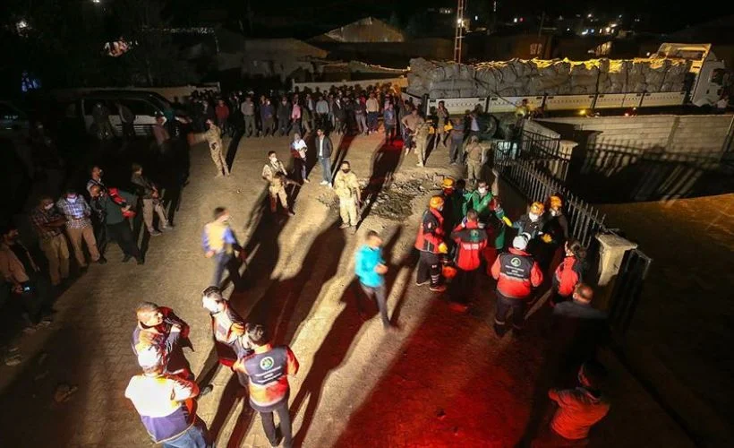Depremde hasar gören mahallede çadır kurulumuna başlandı