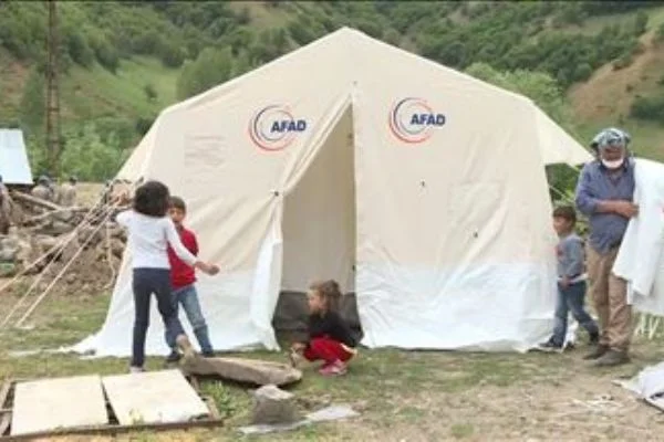 Depremin ardından Elmalı Köyü'nde yaralar sarılmaya başlandı