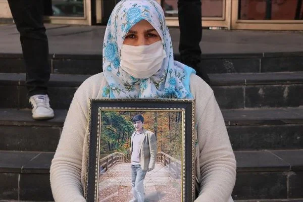 Diyarbakır annelerinden Zümrüt Salim: Oğlum o yol senin yolun değil, devlete teslim ol