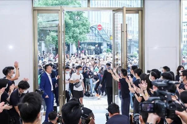 Dünyanın en büyük Huawei mağazası açıldı