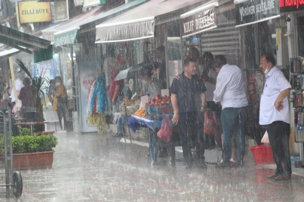 Edirne`de 10 dakikalık sağanak yağış kenti göle çevirdi