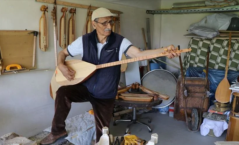 Emekli öğretmen atölyesinde saz ve kemençe üretimi yapıyor