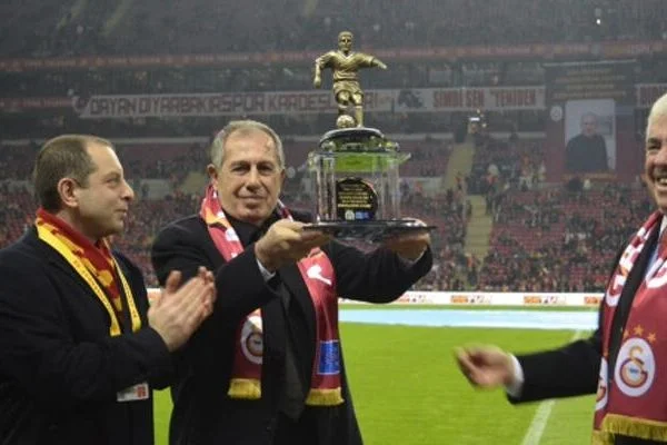 Eski milli futbolcu Talat Özkarslı 82 yaşında hayata gözlerini yumdu