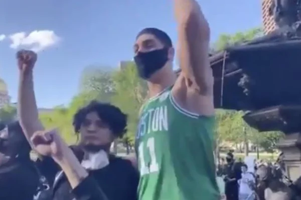 FETÖ'cü basketbolcu Enes Kanter, ABD'deki eylemlere katıldı