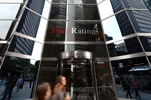 Fitch: Kovid-19 kaynaklı ekonomik bozulmalar hafifledi
