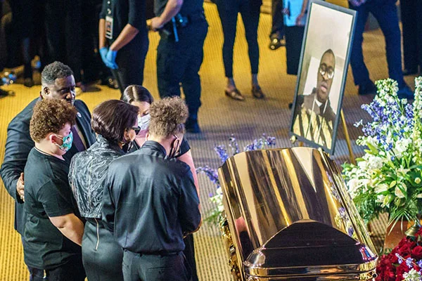 Floyd için duygusal anma töreni: 'Dizinizi boğazımızdan çekin'