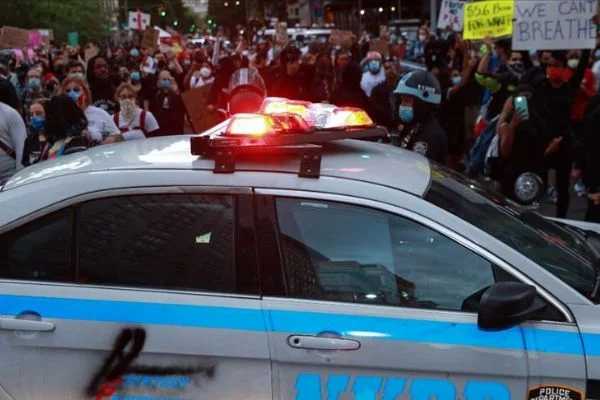 Floyd için yapılan protesto gösterilerinin Kovid-19 vakalarını artırmasından endişe ediliyor