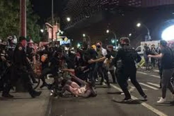 Floyd protestoları çatışmalara sahne oldu