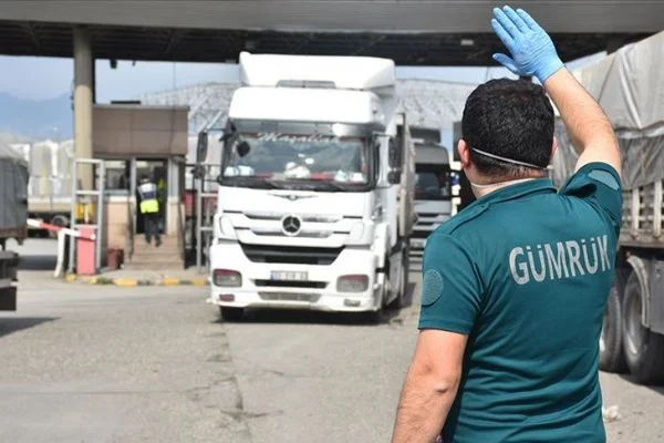 Habur'un açılması yük taşımacılığı yapan tır ve kamyon sürücülerinin yüzünü güldürdü