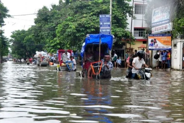 Hindistan'da sel felaketinde 1 milyondan fazla kişi evini terk etti