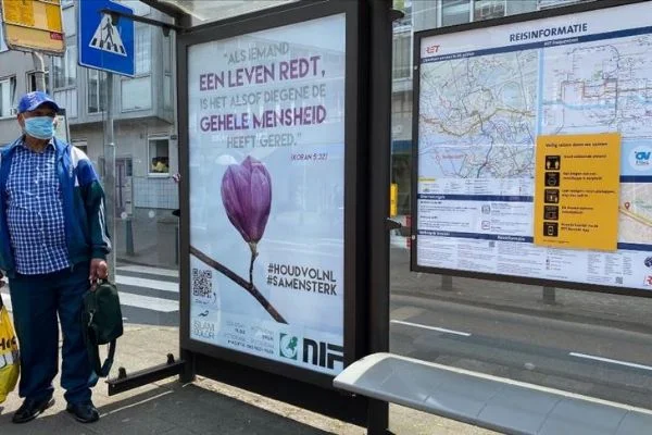 Hollanda'da Kovid-19 mücadelesi veren halka Kur'an-ı Kerim'den ayet ile destek
