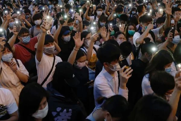 Hong Kong'da göstericiler, suçluların iadesi tasarısının yıl dönümünde sokaklara döküldü