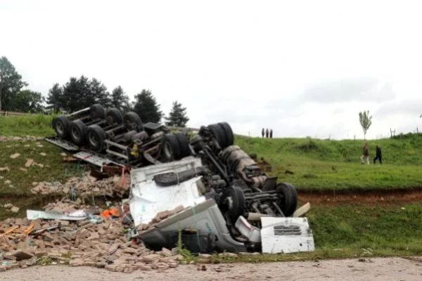 Hurdaya dönen TIR'dan yara almadan çıktı