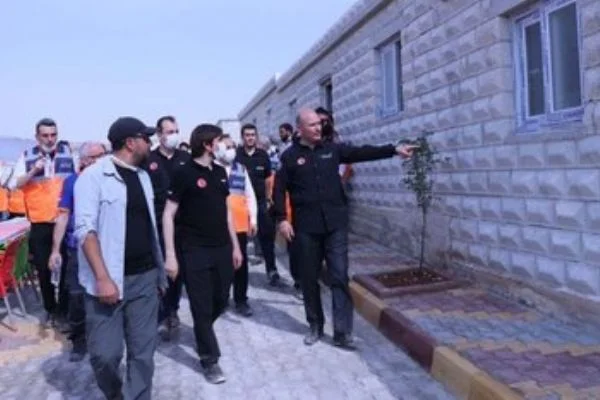 İçişleri Bakanı Süleyman Soylu, İdlib'deki briket evleri inceledi