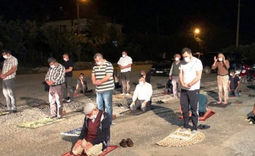 İmama küsen mahalleli, namazı camide kılmadı!