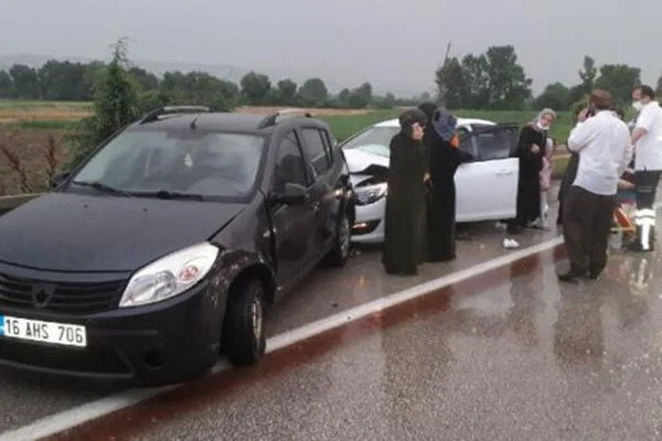 İnegöl'de 5 aracın karıştığı zincirleme kaza: 4 yaralı