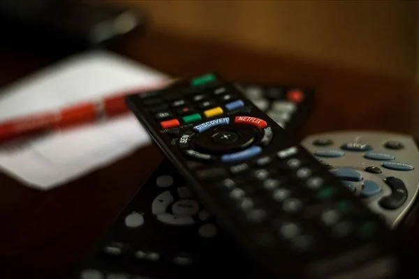 İran'da İngilizce yayın yapan iki televizyon kanalının yayınları kesildi