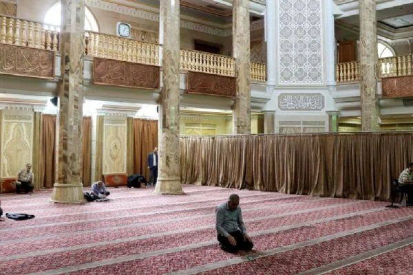 İran'da maske ve kişisel seccade şartıyla cuma namazına izin verildi