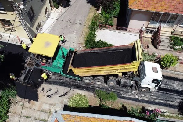 İstanbul'un 39 ilçesinde yolların yenilenmesi sürüyor