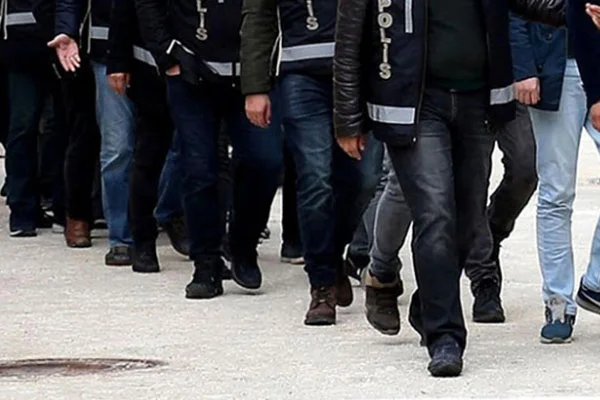 İzmir'de FETÖ operasyonu! 31 kişi gözaltına alındı
