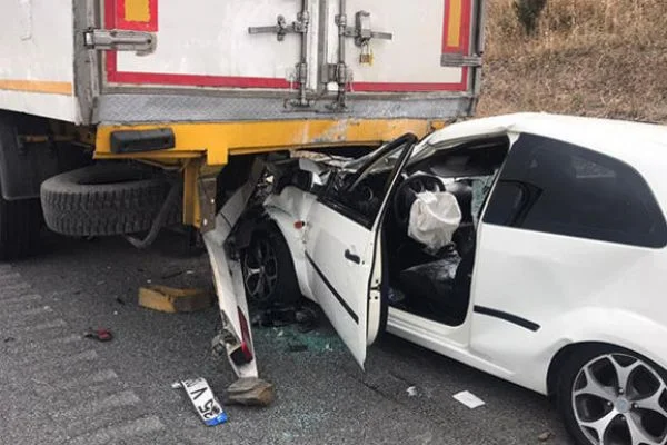 İzmir'de otomobil TIR'ın altına girdi! Ağır yaralandı