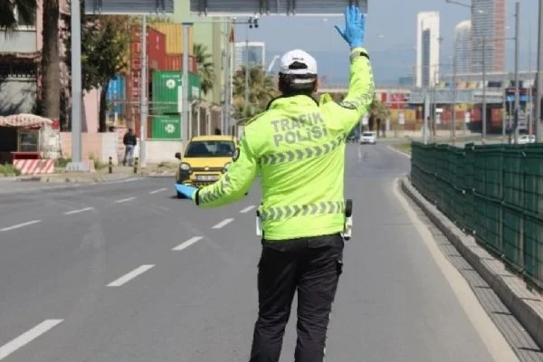 İzmir'de sokağa çıkma kısıtlamasına uymayan 89 kişiye para cezası uygulandı