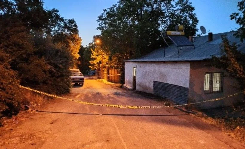 Kahramanmaraş'ta sinir krizi dehşeti! 40 yıllık komşularına satırla saldırdı