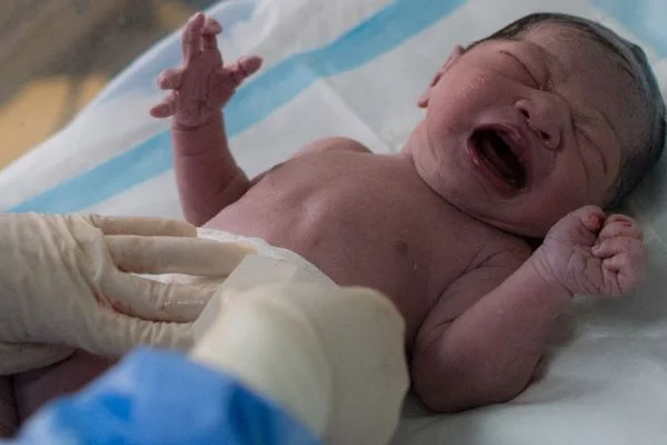 Koronavirüsün en genç kurbanı 13 günlük bebek