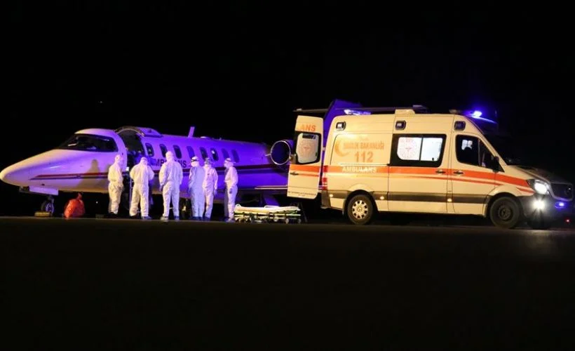 Kovid-19 hastası Türk vatandaşları ambulans uçakla Rusya'dan yurda getirildi
