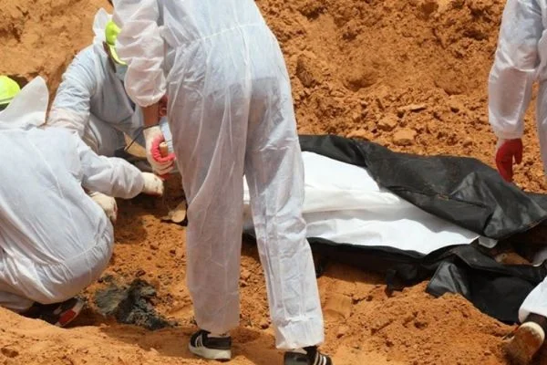 Libya'da bulunan toplu mezarlardan onlarca ceset çıkarıldı