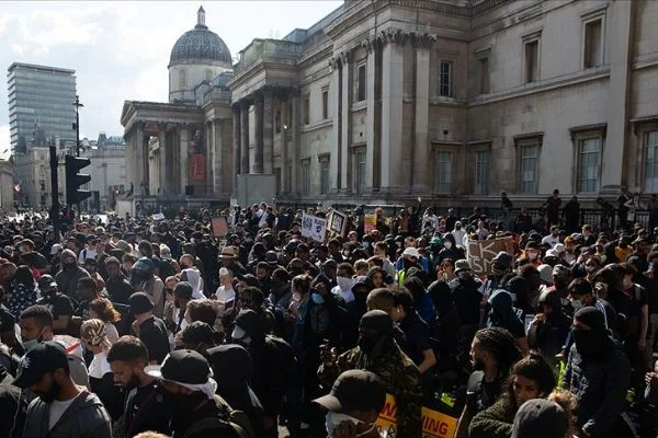 Londra'da aşırı sağ ve ırkçılık karşıtı göstericiler arasında çatışma çıktı
