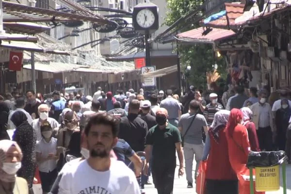 Maske ve sosyal mesafe kuralına yeterince uyulmuyor