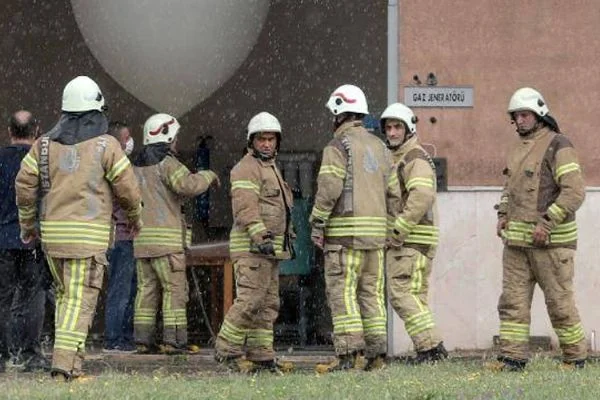 Meteoroloji binasına yıldırım düştü