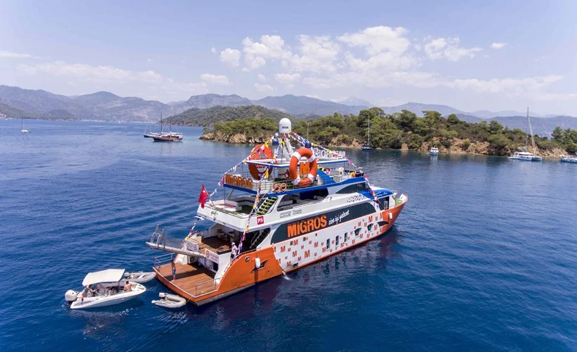 Migros Yüzen Marketler iş başında