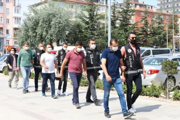 Niğde merkezli FETÖ operasyonunda yakalanan 8 zanlı adliyeye sevk edildi