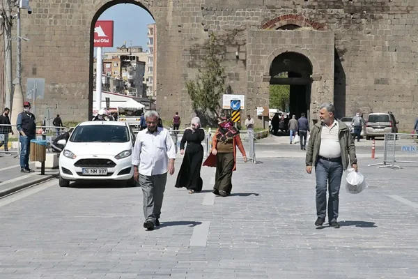 Normalleşme sonrası vakalarda artış: Diyarbakır'da 6 günde 200 yeni vaka