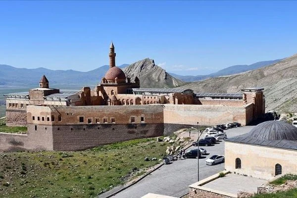 Osmanlı'nın en seçkin eserlerinden İshak Paşa Sarayı ziyarete açıldı