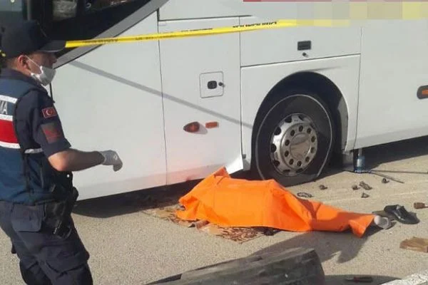 Patlak lastiği değiştirirken otobüsün altında kaldı: Şoför hayatını kaybetti