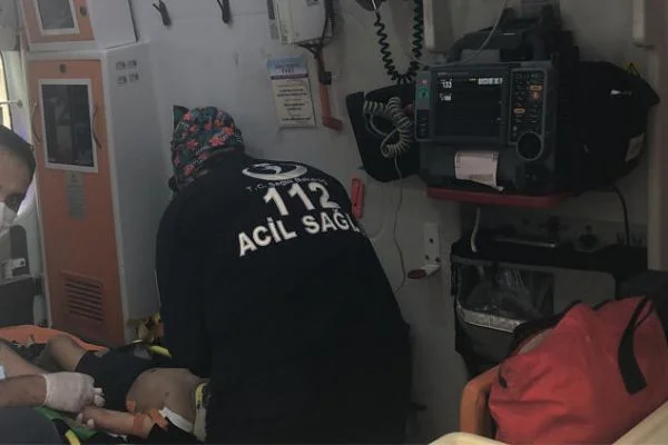 Pencere kenarında oyun oynayan çocuk 2. kattan düştü