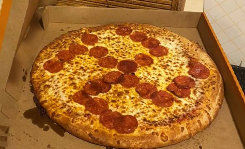 Pizza sipariş eden çifte gamalı haç sürprizi